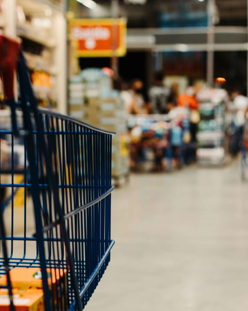 Equipa comercial em execução no terreno num ponto de venda