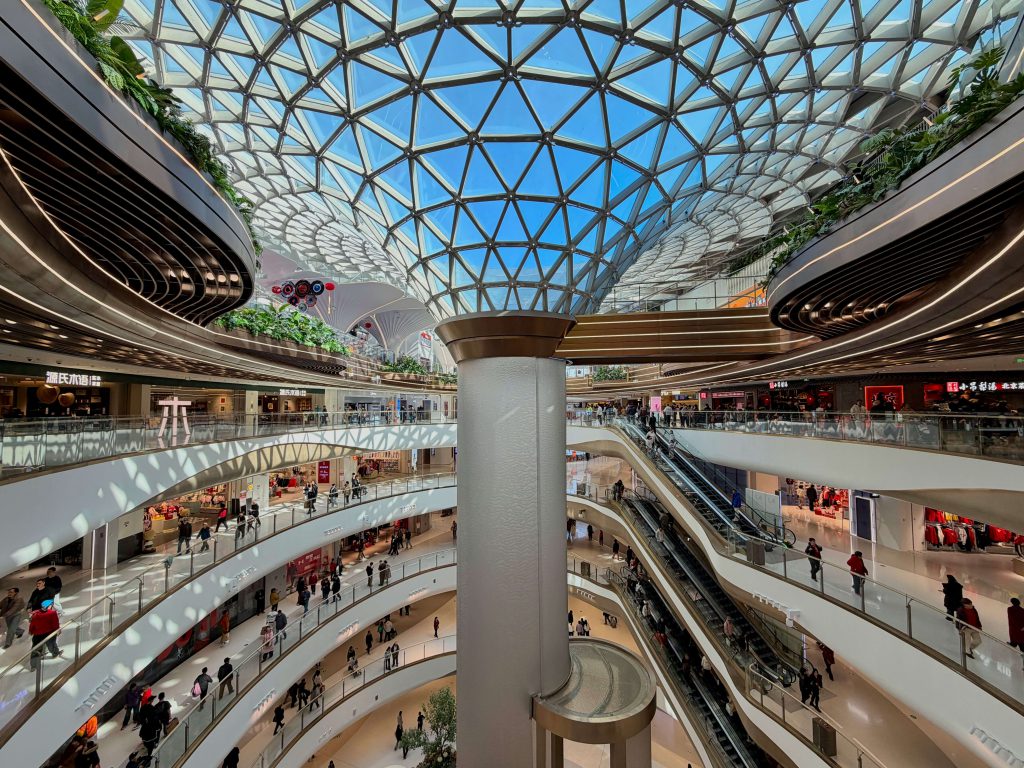 Interior de centro comercial moderno multi-nível — outsourcing comercial em Portugal no canal de retalho FMCG