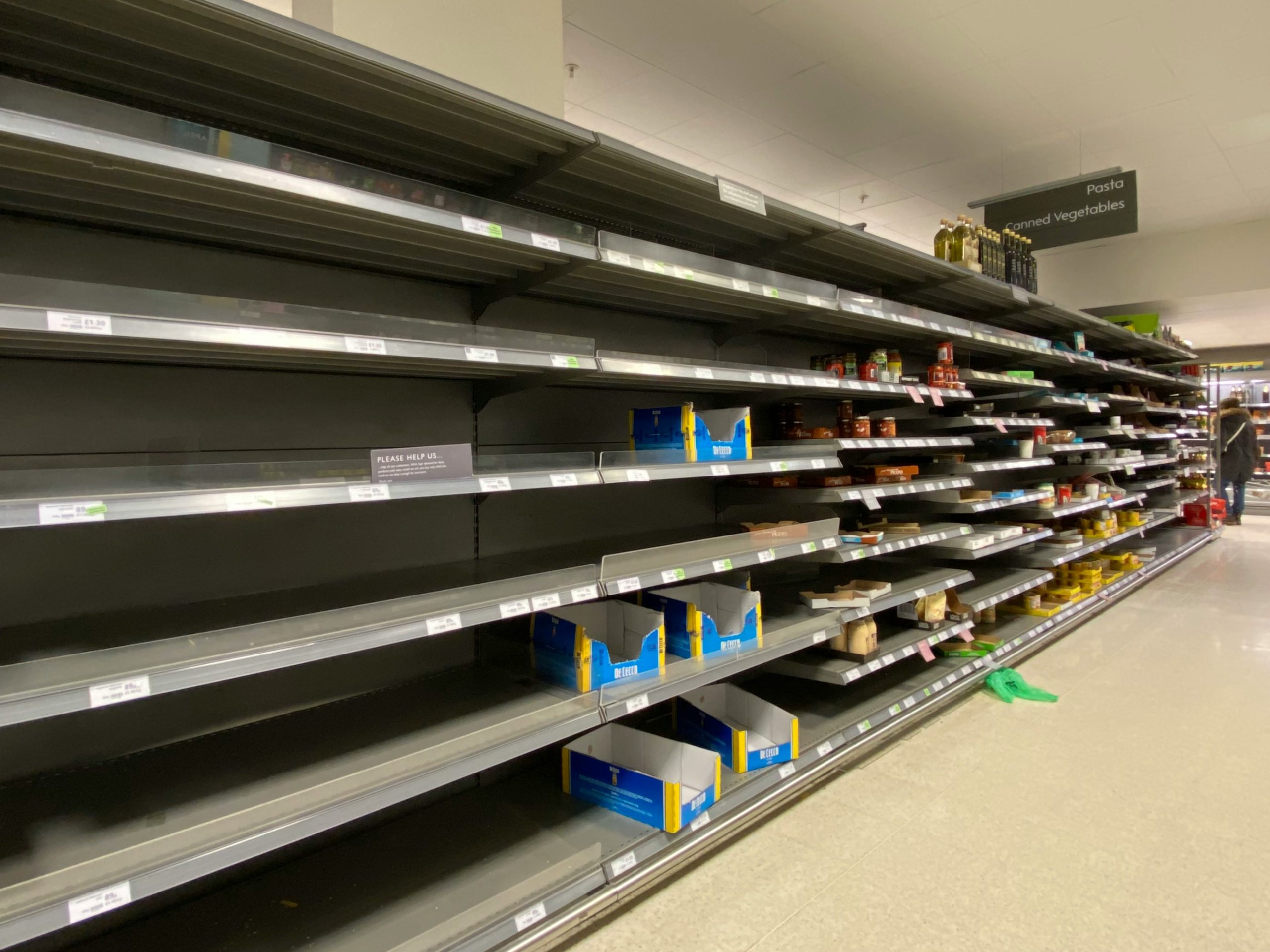 Rutura de stock no retalho: SKU em falta na prateleira de supermercado
