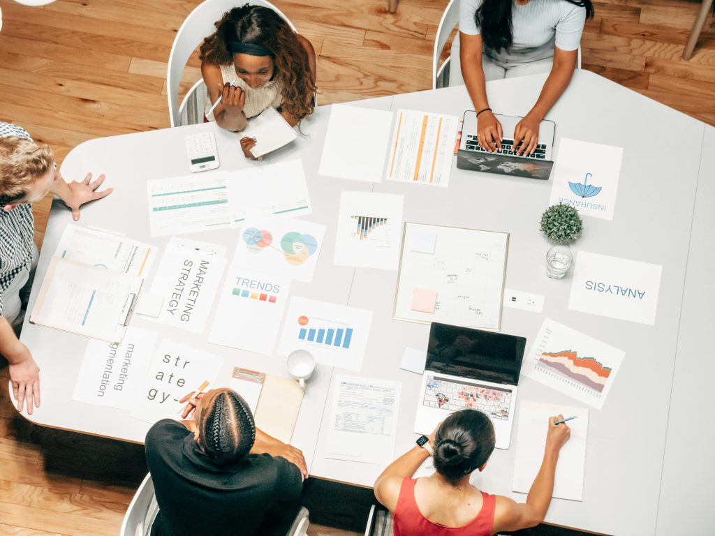 Plano anual de vendas FMCG: equipa comercial em reunião com calendário e KPIs